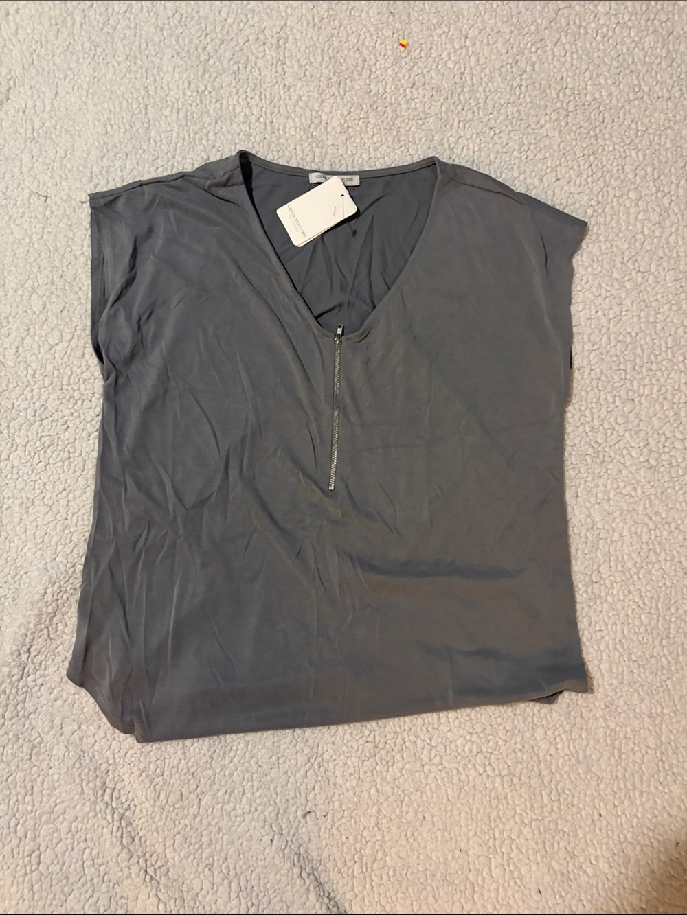 Green Envelope Gray V-Neck Short Sleeve Top with Front Zip